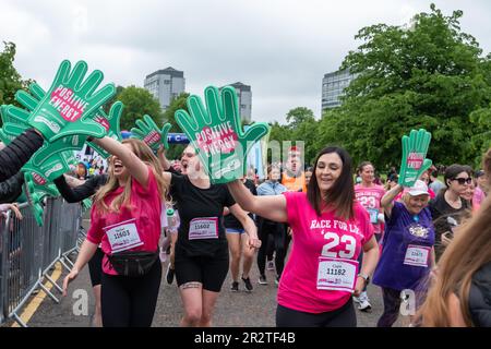 Glasgow, Scozia, Regno Unito. 21st maggio, 2023. Fundraisers che partecipano all'evento annuale di beneficenza Race for Life che quest'anno celebra 30 anni. La gara include una scelta di 3k, 5k o 10k corse per le strade della città, a partire e finire a Glasgow Green, per raccogliere fondi a favore della ricerca sul cancro UK. Credit: SKULLY/Alamy Live News Foto Stock