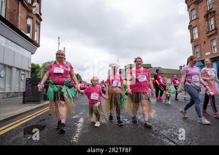 Glasgow, Scozia, Regno Unito. 21st maggio, 2023. Fundraisers che partecipano all'evento annuale di beneficenza Race for Life che quest'anno celebra 30 anni. La gara include una scelta di 3k, 5k o 10k corse per le strade della città, a partire e finire a Glasgow Green, per raccogliere fondi a favore della ricerca sul cancro UK. Credit: SKULLY/Alamy Live News Foto Stock