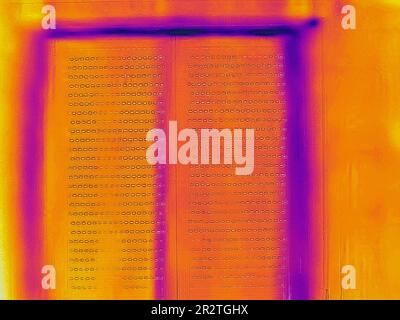 Immagine termica di una finestra di una casa acquisita con una termocamera a infrarossi, che mostra diverse temperature. Isolamento termico e tenuta d'aria Foto Stock