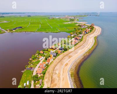 Angolo alto Drone punto di vista sul piccolo villaggio di Uitdam, Paesi Bassi, appena a nord della capitale Amsterdam Foto Stock