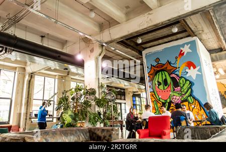 Fabrika Tbilisi, centro culturale e ostello a Tbilisi, Georgia. Fabrica è un luogo di ritrovo popolare per i giovani e i telelavoratori, con un ostello Foto Stock