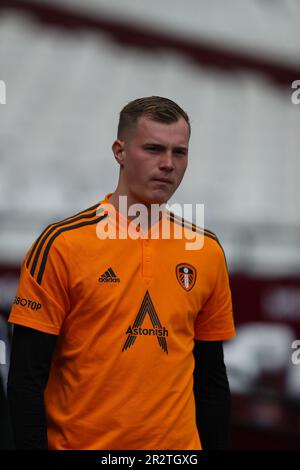 London Stadium, Londra, Regno Unito. 21st maggio, 2023. Premier League Football, West Ham United contro Leeds United; portiere Kristoffer Klaesson di Leeds che ispeziona il campo all'arrivo allo stadio Credit: Action Plus Sports/Alamy Live News Foto Stock