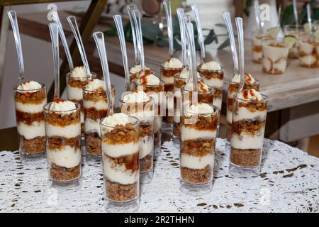 Evento sociale; Presentazione individuale di dolci e dessert per gli ospiti del party Foto Stock