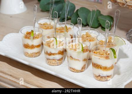 Evento sociale; Presentazione individuale di dolci e dessert per gli ospiti del party Foto Stock