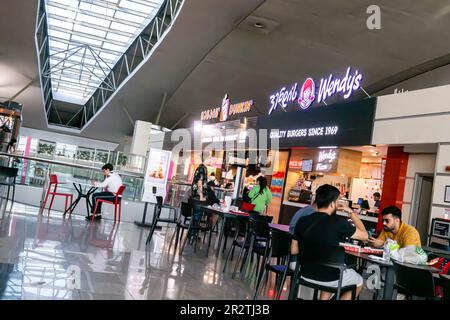 Cafe, viaggiatori in un'area di attesa in Tbilisi International Airport, TBS, Tbilisi, Georgia Foto Stock