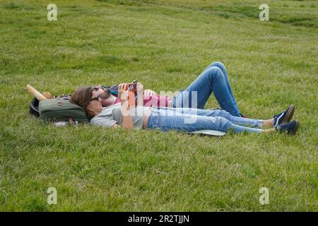 Londra Regno Unito. 21 maggio 2023 due persone si rilassano a Wimbledon Common, a sud-ovest di Londra, in una calda giornata di balia. I previsori del tempo hanno previsto temperature calde nei prossimi giorni che raggiungeranno i 21 gradi celsius . Credit: amer Ghazzal/Alamy Live News Foto Stock