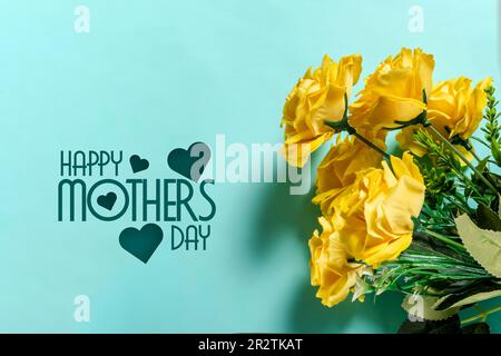 Bouquet di rose gialle su sfondo blu con testo Happy Mother's Day Foto Stock