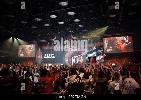 Londra, Regno Unito. 20th maggio, 2023. Gli appassionati di e-sports allietano la Copper Box Arena di Londra. Il torneo MSI 'League of Legends' mette le squadre internazionali di e-sports l'una contro l'altra nel gioco multiplayer online per computer 'League of Legends'. Credit: Benedikt Wenck/dpa/Alamy Live News Foto Stock