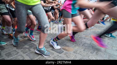 Rostock, Germania. 21st maggio, 2023. Gli atleti decollare per il Rostock City Run 31st la domenica nel centro di Rostock. Credit: Frank Hormann/dpa/Alamy Live News Foto Stock