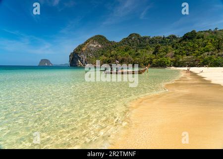 Am Strand Farang oder Charlie Beach auf der Insel Koh Mook in der Andamanensee, Thailandia, Asien | Farang o Charlie Beach su Ko Mook, isola in Th Foto Stock