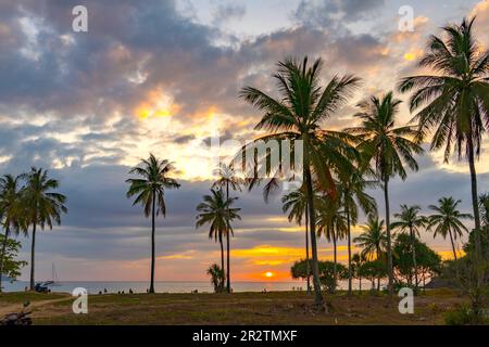 Sonnenuntergang am Strand Farang oder Charlie Beach auf der Insel Koh Mook in der Andamanensee, Thailandia, Asien | Suset a Farang o Charlie Beach Foto Stock