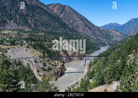 Vista panoramica ad alto livello dal punto di osservazione di Lilllooet sul fiume Fraser, British Columbia, Canada, sotto il ponte ferroviario di Lilllooet (ponte a traliccio) Foto Stock