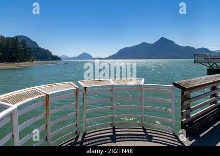 Vista dal molo dei traghetti e dal molo del Porteau Cove Provincial Park vicino a Squamish, British Columbia, Canada, lungo l'Howe Sound con sullo sfondo le montagne di Tetrahe Foto Stock