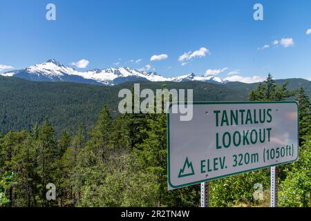 Vista panoramica dal punto panoramico Tentalus sulle montagne innevate della catena montuosa del Tantalo lungo la Sea to Sky Highway 99 vicino a Squamish, BC, Foto Stock