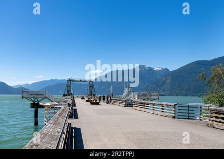 Squamish, British Columbia, Canada - Agosto 2022; Vista sul molo dei traghetti e sul molo del Porteau Cove Provincial Park lungo l'Howe Sound con sullo sfondo, neve cappellata m Foto Stock