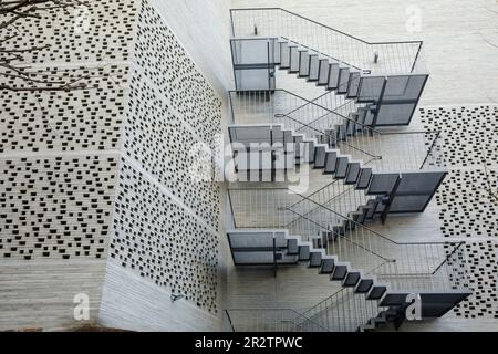 Museo d'arte diocesano Kolumba in città, scala esterna sul retro, architetto Peter Zumthor, Colonia, Germania. Das Erzbischoefliche D Foto Stock