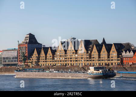 Il porto di Rheinau con l'edificio degli uffici Silo 23, un antico granaio e il vecchio magazzino, ora un esclusivo edificio residenziale, Colonia, in tedesco Foto Stock