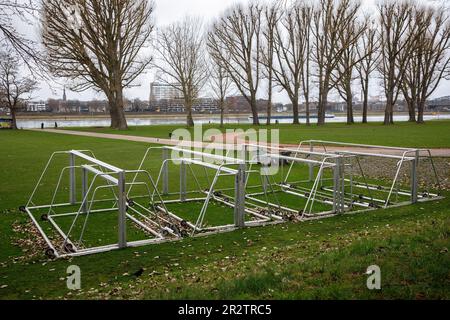 Gli obiettivi calcistici si trovano nei prati del Reno, nel distretto di poll, Colonia, Germania. Fussballore stehen in den Rheinwiesen im Stadtteil poll, Koe Foto Stock