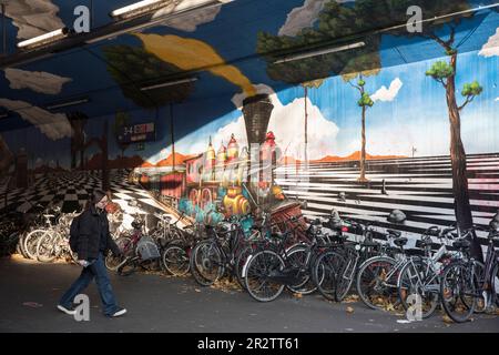 Dipinto murale al sottopassaggio alla stazione ferroviaria di Ehrenfeld, nel quartiere di Ehrenfeld, Colonia, Germania. Wandmalerei an der Unterfuehrung am Bahnhof Ehrenf Foto Stock