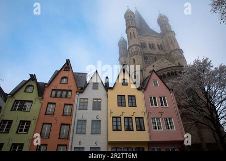 Case sul mercato del pesce nella parte vecchia della città, la chiesa di Gross St. Martin, hoarfrost su alberi, nebbia, Colonia, Germania. Haeuser am Fischmarkt in der Foto Stock