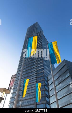 La Torre di Colonia al Mediapark, bandiere ucraine come segno di solidarietà, Colonia, Germania. Der Koelnturm im Mediapark, Ukrainsche Fahnen als Zeich Foto Stock