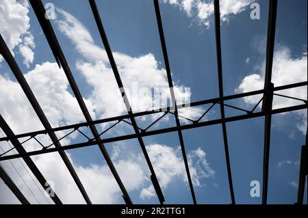 Velyka Oleksandrivka, Kherson Oblast, Ucraina. 19th maggio, 2023. Quello che resta di un tetto di un edificio in una fattoria distrutta durante la guerra russo-Ucraina in una fattoria a Velyka Oleksandrivka, Ucraina. (Credit Image: © Michael Brochstein/ZUMA Press Wire) SOLO PER USO EDITORIALE! Non per USO commerciale! Foto Stock