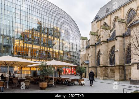 Il Weltstadthaus sulla via dello shopping Schildergasse, grandi magazzini della società Peek & Cloppenburg, l'architetto Renzo piano, la chiesa di Antoniter, Colog Foto Stock