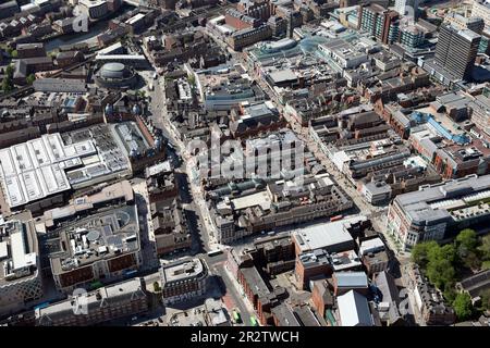 Vista aerea del centro di Leeds che guarda a sud attraverso la Headrow fino al Victoria Quarter lungo Briggate e Vicar Lane, Leeds, West Yorkshire Foto Stock