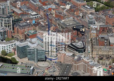 Vista aerea del centro di Leeds guardando a nord ovest da City Square fino a Quebec Street e Infirmary Street, Leeds, West Yorkshire Foto Stock