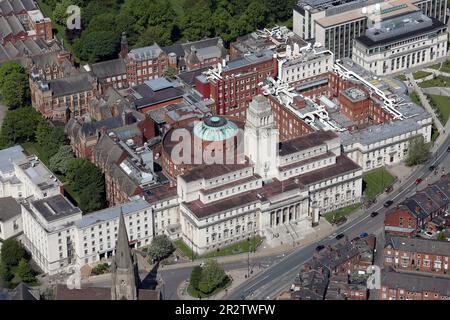 Vista aerea del Parkinson Building e della Biblioteca di Brotherton, dell'Università di Leeds, Woodhouse Lane, Leeds, West Yorkshire Foto Stock