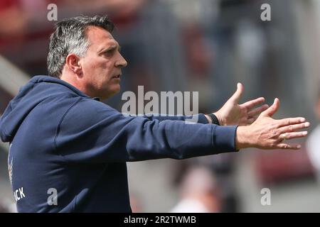 Norimberga, Germania. 21st maggio, 2023. Calcio: 2. Bundesliga, 1. FC Nürnberg - Hansa Rostock, 33. giornata di incontro al Max-Morlock-Stadion. L'allenatore di Hansa Rostock Alois Schwartz reagisce alla partita. Credit: Daniel Karmann/dpa - NOTA IMPORTANTE: In conformità ai requisiti della DFL Deutsche Fußball Liga e del DFB Deutscher Fußball-Bund, è vietato utilizzare o utilizzare fotografie scattate nello stadio e/o della partita sotto forma di sequenze di immagini e/o serie di foto simili a video./dpa/Alamy Live News Foto Stock