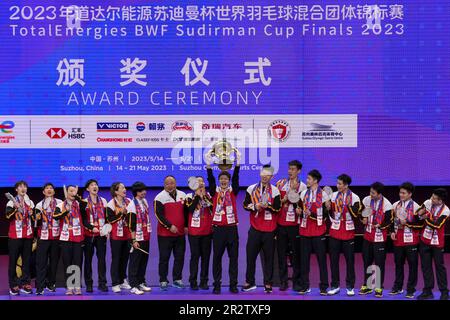 Suzhou, la provincia cinese di Jiangsu. 21st maggio, 2023. Team China posa con il trofeo durante la cerimonia di premiazione della BWF Sudirman Cup a Suzhou, provincia di Jiangsu nella Cina orientale, 21 maggio 2023. Credit: Li Bo/Xinhua/Alamy Live News Foto Stock