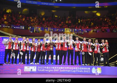 Suzhou, la provincia cinese di Jiangsu. 21st maggio, 2023. Team China posa con il trofeo durante la cerimonia di premiazione della BWF Sudirman Cup a Suzhou, provincia di Jiangsu nella Cina orientale, 21 maggio 2023. Credit: Hou Zhaokang/Xinhua/Alamy Live News Foto Stock