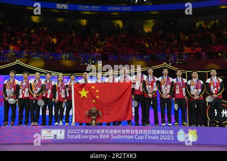 Suzhou, la provincia cinese di Jiangsu. 21st maggio, 2023. Team China partecipa alla cerimonia di premiazione della BWF Sudirman Cup a Suzhou, nella provincia di Jiangsu della Cina orientale, il 21 maggio 2023. Credit: Du Yu/Xinhua/Alamy Live News Foto Stock