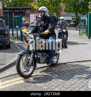 Warrington, Cheshire, Regno Unito. 21st maggio, 2023. UK - il Gentleman's Ride (DGR) unisce motociclisti classici e vintage da tutto il mondo per raccogliere fondi e consapevolezza per la ricerca sul cancro alla prostata e la salute mentale degli uomini. Un gruppo di motociclisti provenienti da Warrington vestito con le loro migliori tute e cravatte, si è incontrato presso il concessionario di motociclette locale e poi ha attraversato il centro della città prima di uscire dalla città e attraverso una combinazione di villaggi e città. Finirono al centro visitatori della Jodrell Bank. Credit: John Hopkins/Alamy Live News Foto Stock