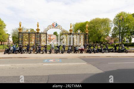 Warrington, Cheshire, Regno Unito. 21st maggio, 2023. UK - il Gentleman's Ride (DGR) unisce motociclisti classici e vintage da tutto il mondo per raccogliere fondi e consapevolezza per la ricerca sul cancro alla prostata e la salute mentale degli uomini. Un gruppo di motociclisti provenienti da Warrington vestito con le loro migliori tute e cravatte, si è incontrato presso il concessionario di motociclette locale e poi ha attraversato il centro della città prima di uscire dalla città e attraverso una combinazione di villaggi e città. Finirono al centro visitatori della Jodrell Bank. Credit: John Hopkins/Alamy Live News Foto Stock