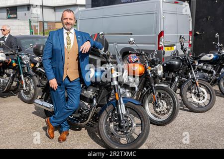 Warrington, Cheshire, Regno Unito. 21st maggio, 2023. UK - il Gentleman's Ride (DGR) unisce motociclisti classici e vintage da tutto il mondo per raccogliere fondi e consapevolezza per la ricerca sul cancro alla prostata e la salute mentale degli uomini. Un gruppo di motociclisti provenienti da Warrington vestito con le loro migliori tute e cravatte, si è incontrato presso il concessionario di motociclette locale e poi ha attraversato il centro della città prima di uscire dalla città e attraverso una combinazione di villaggi e città. Finirono al centro visitatori della Jodrell Bank. Credit: John Hopkins/Alamy Live News Foto Stock