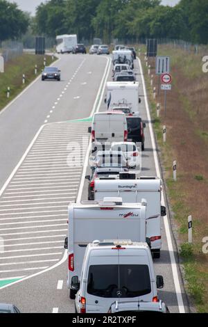 21 maggio 2023, Meclemburgo-Pomerania occidentale, Samtens: I veicoli si trovano in un ingorgo del traffico in partenza sull'autostrada federale a tre corsie 96 di fronte al ponte Rügen. I turisti e i turisti dovevano essere pazienti sulle strade a nord e a nord-est la domenica. Ad Amburgo, le vacanze scolastiche si sono concluse la domenica, e molti escursionisti hanno approfittato del lungo weekend dell'Ascensione e del bel tempo per un viaggio sulle coste. Per esempio, sulla strada da Rügen a Stralsund, il traffico era già lento tutto il giorno, come portavoce del responsabile quartier generale della polizia a Neubranden Foto Stock