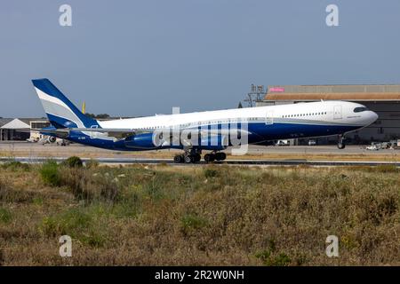 HiFly Malta Airbus A340-313 (REG: 9h-SUN) volo operativo 5K8390 da Reykjavik. Foto Stock