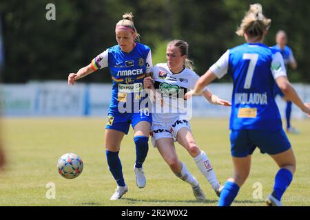 Isabelle Meyer (10 SKN St Ponten) e Julia Kofler (19 SCR Altach) si battono per la palla durante il Planet pure Frauen Bundesliga Match SKN St Ponten vs SCR Altach a Liese Prokop Sportanlage Rohrbach (Tom Seiss/ SPP) Credit: SPP Sport Press Photo. /Alamy Live News Foto Stock