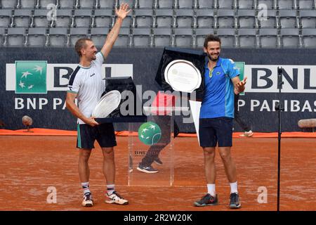 21st maggio 2023; Foro Italico, Roma, Italia: ATP 1000 Masters Roma, Day 14; Hugo NYS e Jan Zielinski festeggiano come vincita le doppie finali battendo van de Zandschulp e Haase in 2 set Credit: Action Plus Sports Images/Alamy Live News Foto Stock