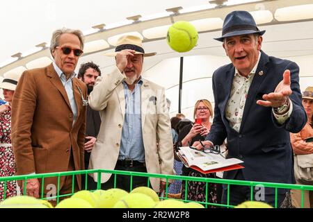 SOLO PER USO EDITORIALE (da sinistra a destra) il Duca di Richmond, il comico Bill Baily e il presentatore televisivo Kevin McCloud durante la "Barkitecture" al Goodwoof 2023, un evento per cani tenutosi a Goodwood Estate, Chichester. Data immagine: Domenica 21 aprile 2023. Foto Stock