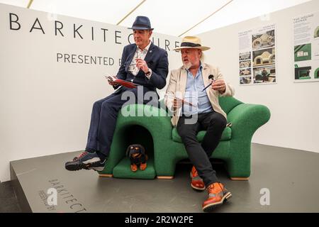 SOLO PER USO EDITORIALE il presentatore TV Kevin McCloud (a sinistra) con il comico Bill Baily durante ‘Barkitecture’ al Goodwoof 2023, un evento per cani tenutosi a Goodwood Estate, Chichester. Data immagine: Domenica 21 aprile 2023. Foto Stock