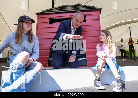 EDITORIALE SOLO TV presentatore Kevin McCloud (centro) con il vincitore del concorso Junior Barkitectur Firenze 9 anni (a destra) a Goodwoof 2023, un evento per cani tenutosi a Goodwood Estate, Chichester. Data immagine: Domenica 21 aprile 2023. Foto Stock