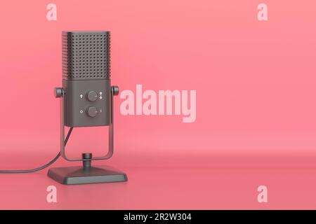 Microfono da studio nero su sfondo rosa Foto Stock