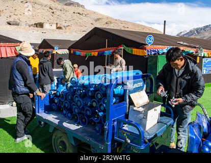 (230521) -- XIGAZE, 21 maggio 2023 (Xinhua) -- i membri dello staff consegnano attrezzature per la fornitura di ossigeno agli alberghi tenda presso il campo base di Mount Qomolangma per i turisti nella cittadina di Zhaxizom della contea di Tingri nella città di Xigaze, regione autonoma del Tibet sudoccidentale, 13 maggio 2023. Il campo base del Monte Qomolangma per i turisti è punteggiato da hotel con tende che accolgono i viaggiatori da lontano. Le tende sono realizzate in pelliccia di yak nero, una scena unica ai piedi della montagna. Dainzin, un locale di 27 anni, gestisce da quasi un decennio un hotel-tenda nel campo base. Egli è un testimone della crescita del turismo in piena espansione. Foto Stock