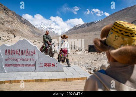 (230521) -- XIGAZE, 21 maggio 2023 (Xinhua) -- i turisti posano per le foto accanto al monumento al rilievo di altezza del Monte Qomolangma in Zhaxizom Township of Tingri County in Xigaze City, sud-ovest della Cina regione autonoma del Tibet, 20 maggio 2023. Il campo base del Monte Qomolangma per i turisti è punteggiato da hotel con tende che accolgono i viaggiatori da lontano. Le tende sono realizzate in pelliccia di yak nero, una scena unica ai piedi della montagna. Dainzin, un locale di 27 anni, gestisce da quasi un decennio un hotel-tenda nel campo base. Egli è un testimone della crescita del turismo in piena espansione. Accesso al funzionamento Foto Stock