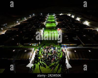 (230521) -- XIGAZE, 21 maggio 2023 (Xinhua) -- in questa foto aerea, i turisti cantano e ballano al campo base del Monte Qomolangma per i turisti nella cittadina di Zhaxizom della Contea di Tingri nella città di Xigaze, regione autonoma del Tibet sud-occidentale della Cina, 16 maggio 2023. Il campo base del Monte Qomolangma per i turisti è punteggiato da hotel con tende che accolgono i viaggiatori da lontano. Le tende sono realizzate in pelliccia di yak nero, una scena unica ai piedi della montagna. Dainzin, un locale di 27 anni, gestisce da quasi un decennio un hotel-tenda nel campo base. Egli è un testimone della crescita del turismo in piena espansione. Accesso a r Foto Stock