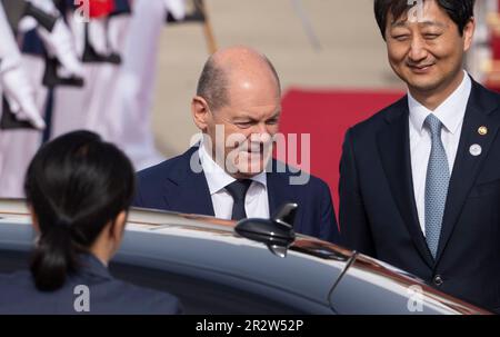 Seul, Corea del Sud. 21st maggio, 2023. Il Cancelliere tedesco OLAF Scholz (SPD) e sua moglie Britta Ernst scollano dall'Airbus dell'Aeronautica militare all'aeroporto. Dopo il vertice del G7, il cancelliere OLAF Scholz si ferma nella capitale sudcoreana Seoul sulla via del ritorno da Hiroshima a Berlino. Il programma prevede una visita alla zona smilitarizzata al confine con la Corea del Nord. (Foto di Lee Young-ho/Sipa USA) Credit: Sipa USA/Alamy Live News Foto Stock