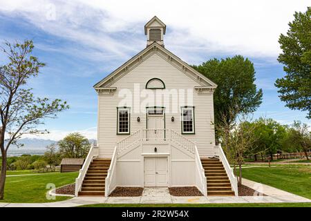 Replica dell'originale cappella di Pine Valley costruita sullo shiphuilder scozzese Ebenezer Bryce e rebuit al Place Heritage Park, Salt Lake City, Utah Foto Stock